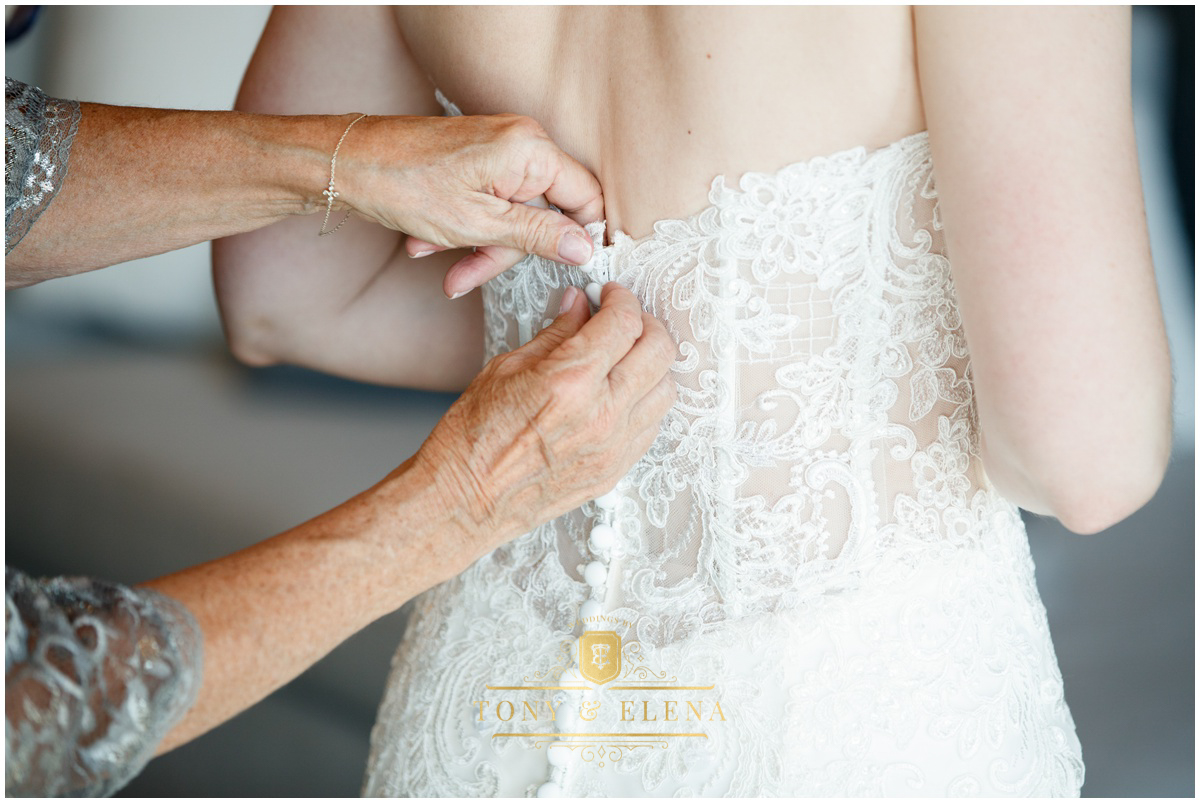 w austin wedding photographer mom helping bride with dress