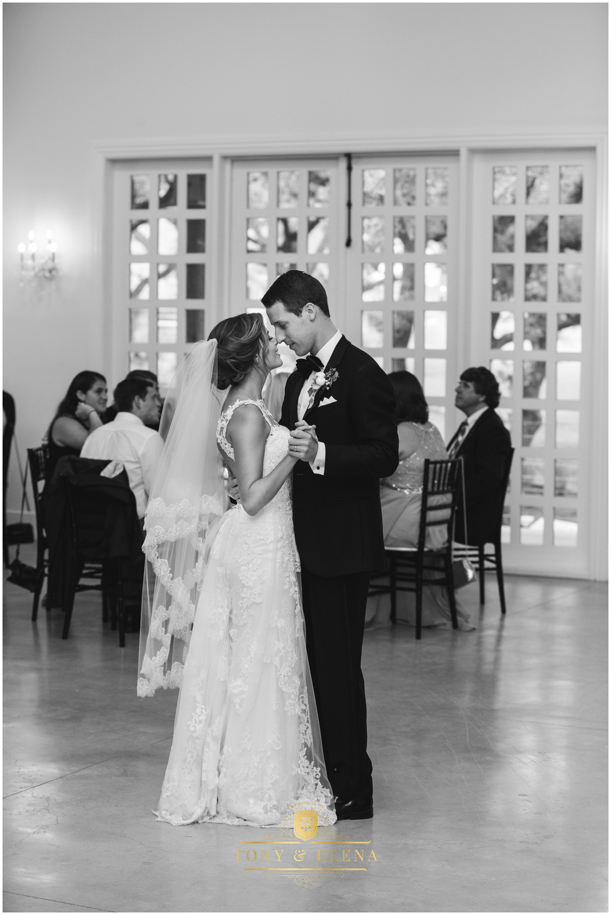 austin wedding photographer ivory oak bride groom first dance wide angle