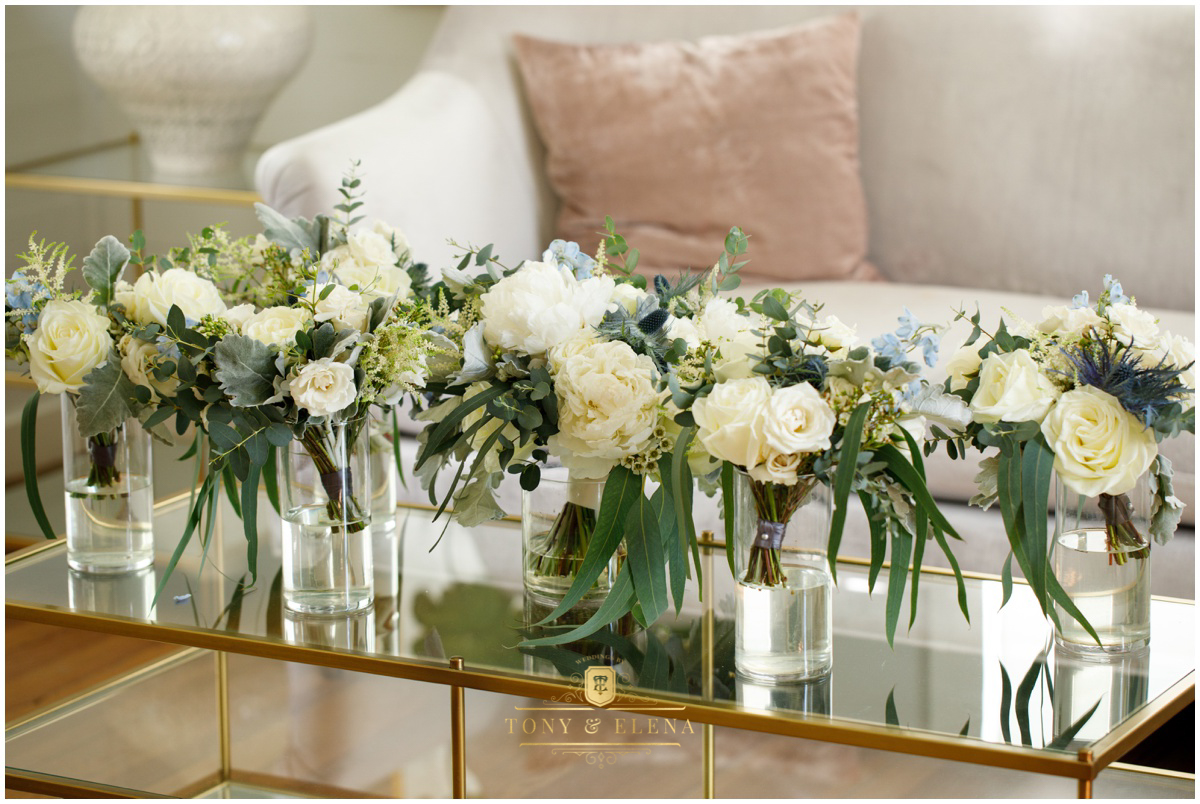 austin wedding photographer brides bouquet flowers ivory oak
