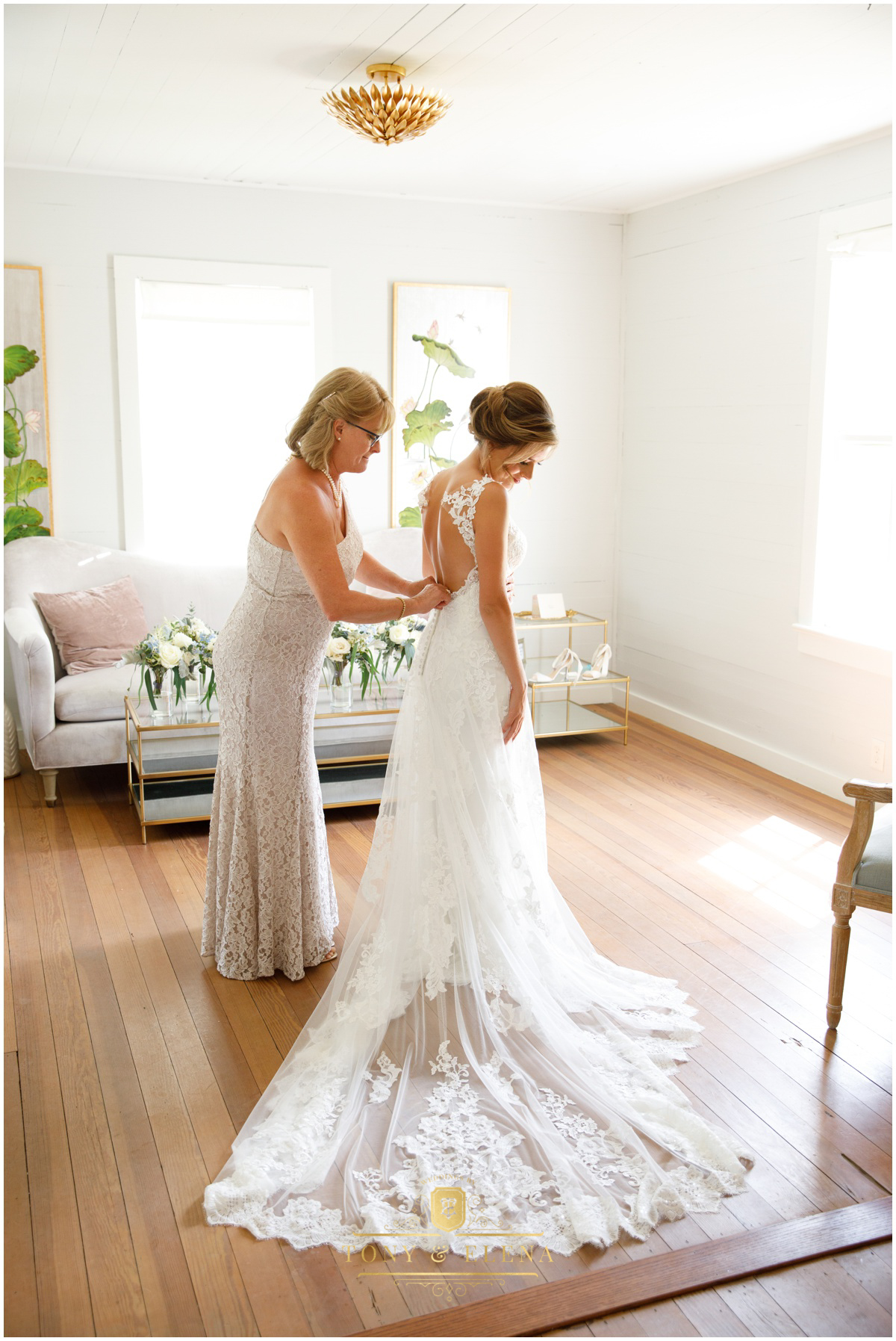 austin wedding photographer ivory oak mom bride dress