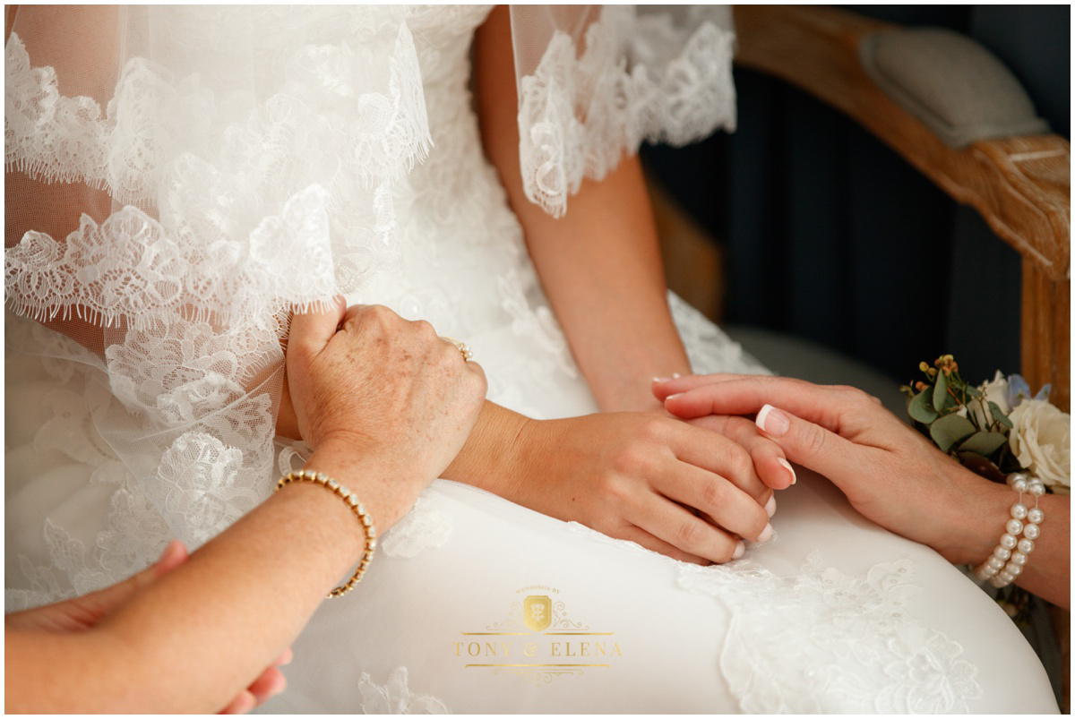 austin wedding photographer ivory oak bride mom hands