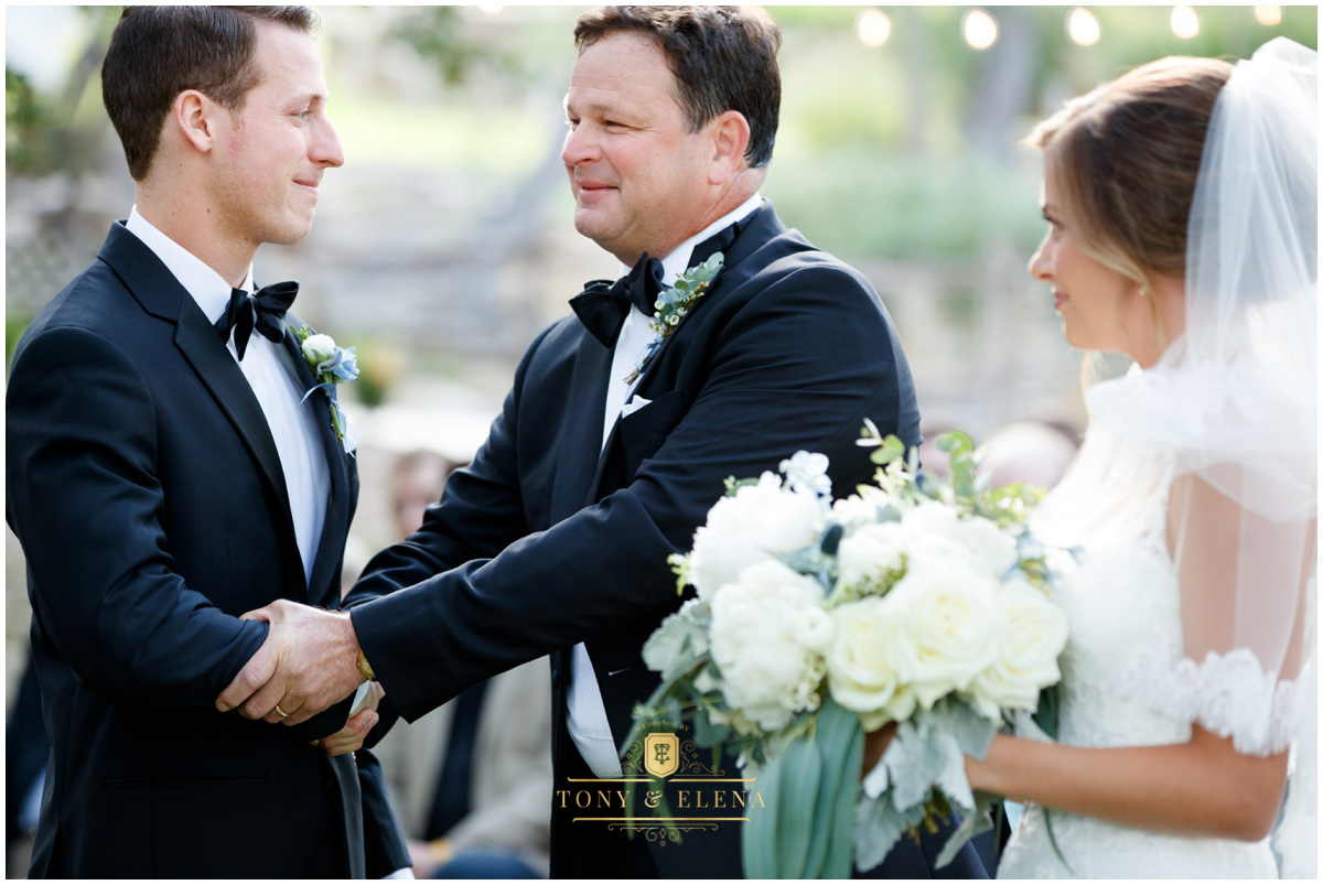 austin wedding photographer ivory oak dad shakes groom's hand