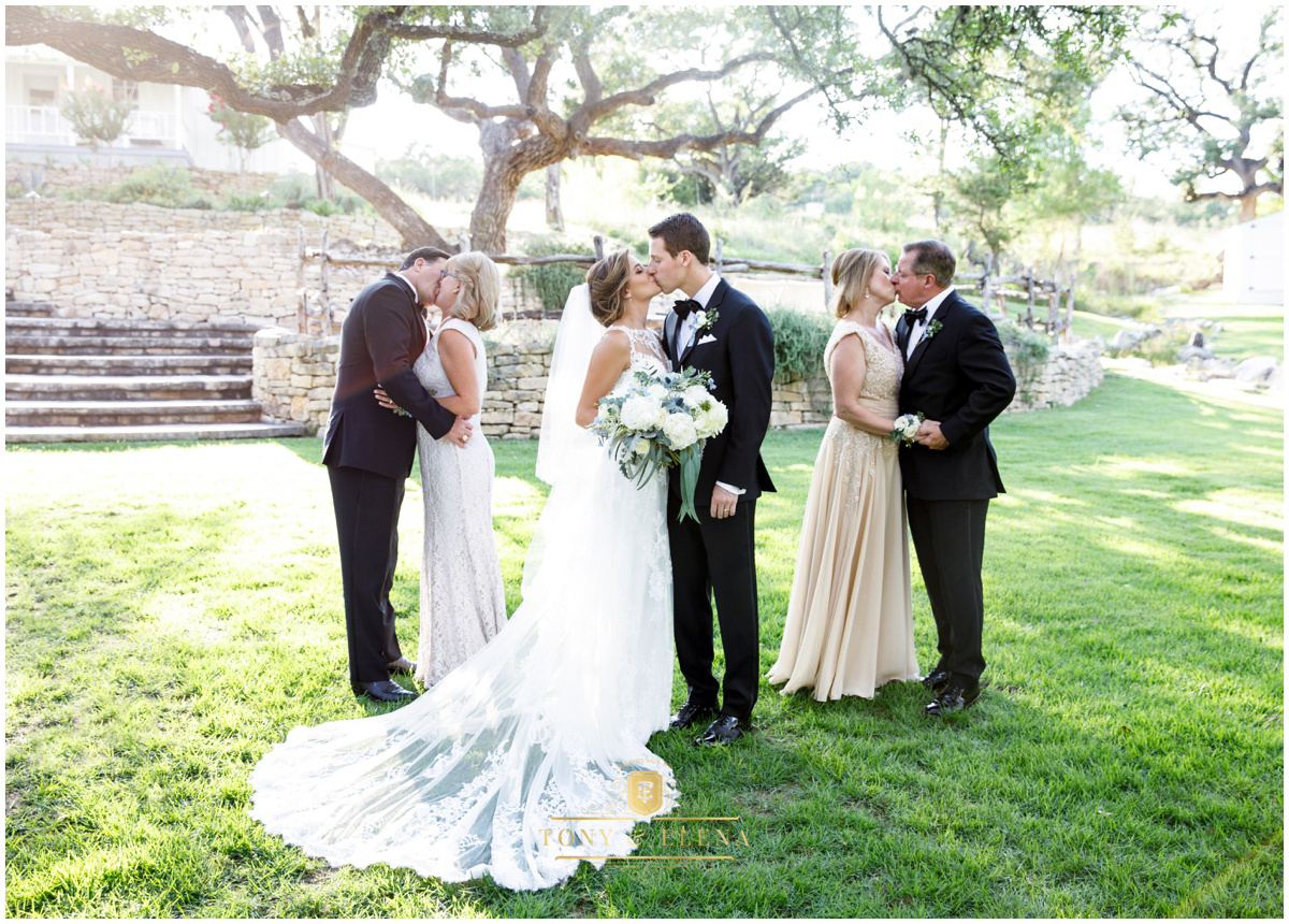 austin wedding photographer ivory oak parents bride groom kissing