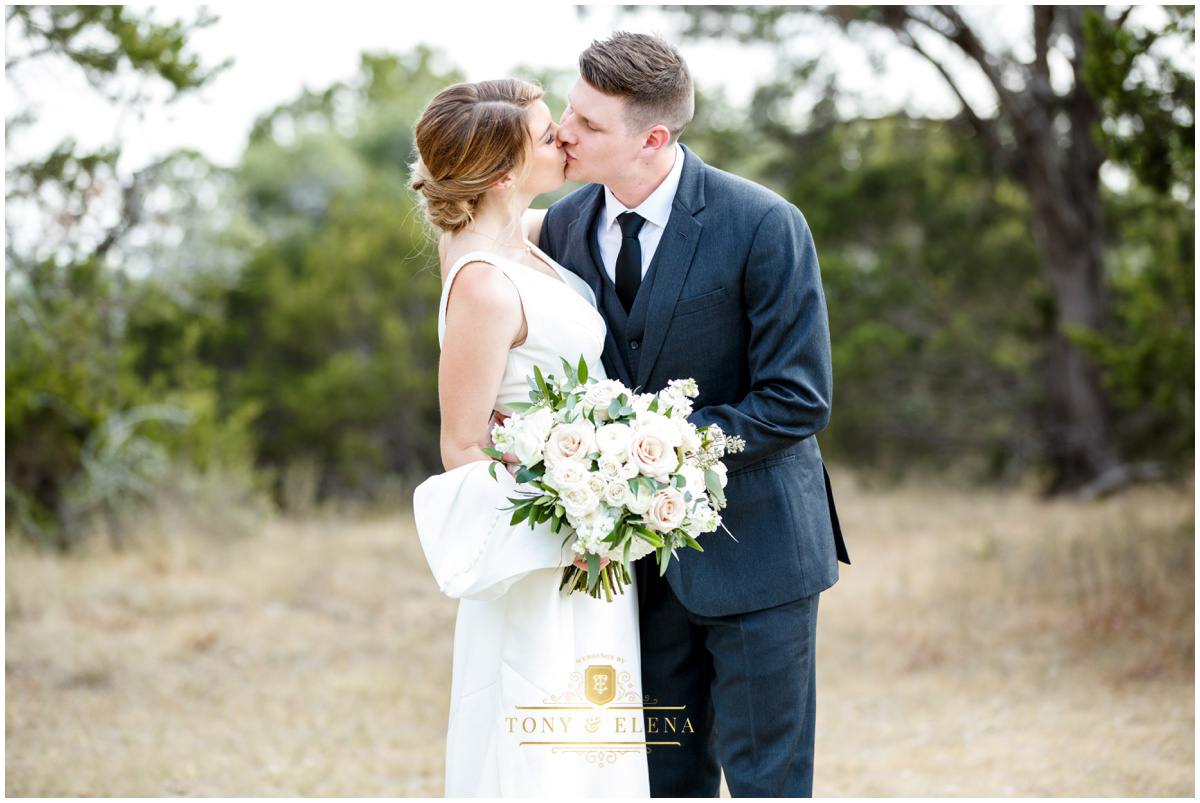 Austin wedding photographer terrace club bride groom kissing in trees