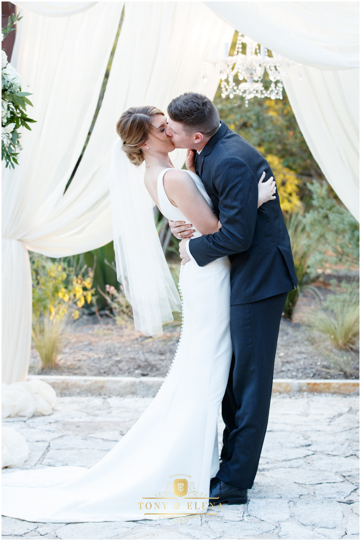 Austin wedding photographer terrace club ceremony kiss