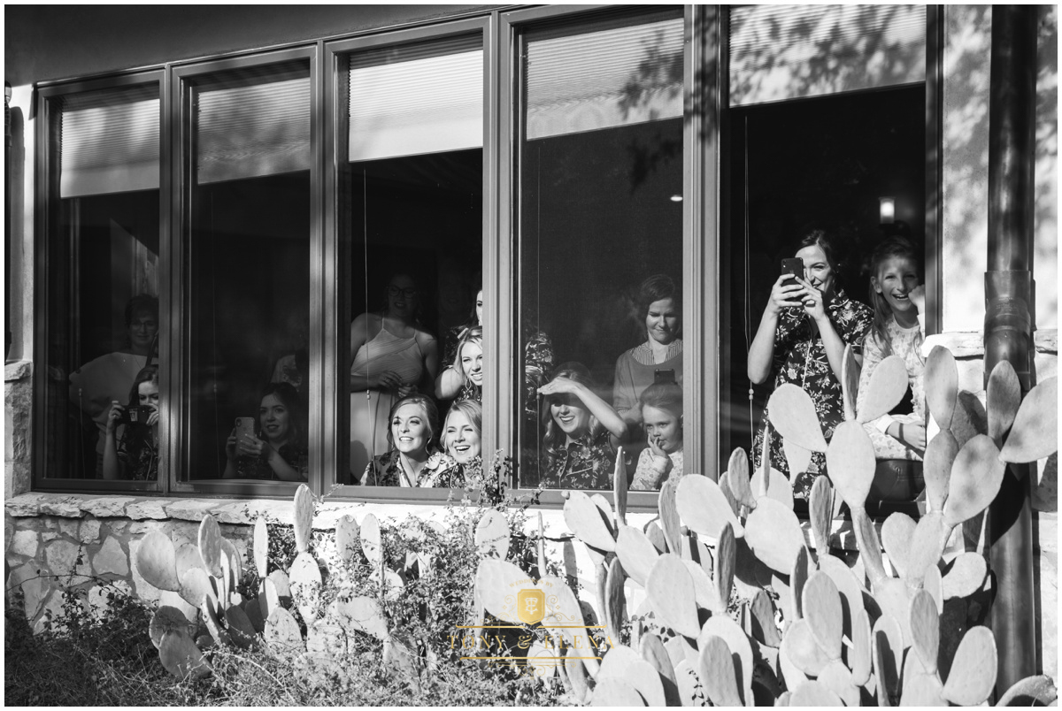 maes ridge wedding photographer austin wedding photographer bride bridesmaids watching through window