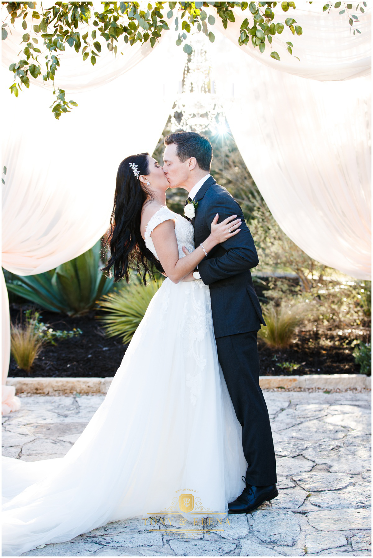 terrace-club-wedding-austin-wedding-photographer-first-kiss